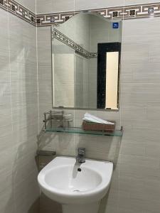a bathroom with a sink and a mirror at MOTEL THỦY TIÊN in Vung Tau