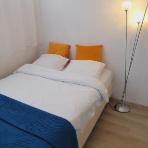 Tempat tidur dalam kamar di Apartament Park Saski