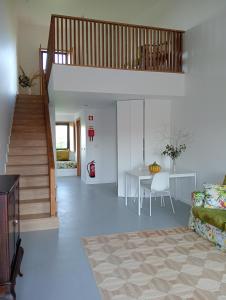 soggiorno con scala e tavolo di Ocean & Countryside Apartments a Encarnação