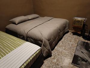1 dormitorio con 2 camas en una habitación en Studio Teratak Alisha Permatang Pauh, en Permatang Pauh
