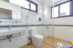 宜蘭市的住宿－那一棟蘭田 宜蘭包棟民宿，浴室配有卫生间、盥洗盆和淋浴。