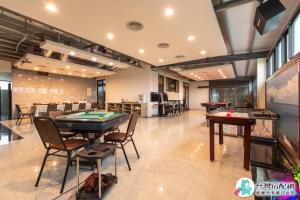 宜蘭市的住宿－那一棟蘭田 宜蘭包棟民宿，一间带台球桌和乒乓球桌的房间