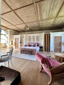 una camera con letto e soffitto in legno di CHATEAU DE LA CITARDIERE a Mervent