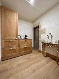 una cocina con armarios de madera y una mesa en una habitación en CHATEAU DE LA CITARDIERE, en Mervent