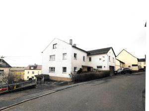 Biały dom po stronie ulicy w obiekcie Komfortable Monteurswohnung w mieście Gutenacker