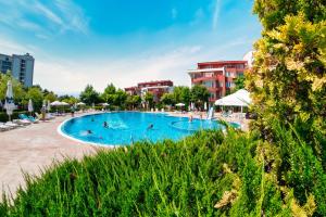 阳光海滩格兰福特诺克斯公寓的度假村内有游泳池的人