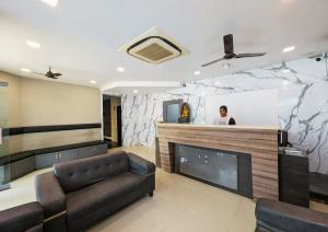 sala de estar con sofá y chimenea en RBS Residency en Tiruchchirāppalli