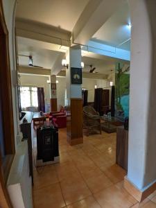 Habitación con sala de estar y sala de estar. en Mangan Stone Pebbles Lodge, en Mangan