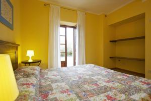 Schlafzimmer mit einem Bett und einem Fenster in der Unterkunft La Terrazza in Carmine