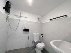 a bathroom with a toilet and a shower in it at วันทน่า โฮมสเตย์ บ้านมุง เนินมะปราง in Ban Mung