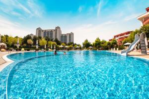 阳光海滩格兰福特诺克斯公寓的一座有建筑物的城市里的大型游泳池