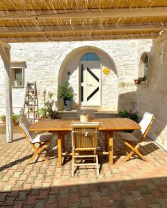 Patio alebo iná vonkajšia časť ubytovania IL VIGNETO SOLE&LUNA con PISCINA PRIVATA