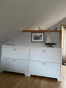 a white dresser in a room with a ceiling at Stuga Lotte in Billdal