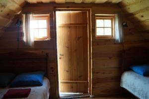 a room with two beds in a log cabin at Anni Tourism Farm in Tammese