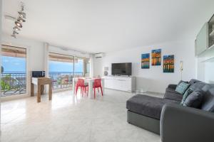 TV a/nebo společenská místnost v ubytování Admiral Plaza, Superbe 2P vue mer au coeur de Menton