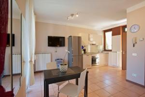 a kitchen and dining room with a table and chairs at Residenz La Fonte Studios in Pino Lago Maggiore