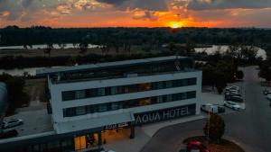 Východ nebo západ slunce při pohledu z hotelu nebo okolí