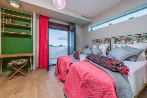 um quarto com 2 camas e uma janela em Villa Shangri-La em Sarakinádhon