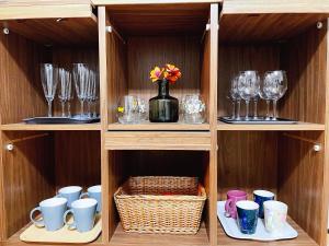 Comodidades para preparar café e chá em 無料駐車場 3階建て一軒家 最大10人 3寝室 2トイレ ペットOK家族団体向き Usj 道頓堀 難波近い