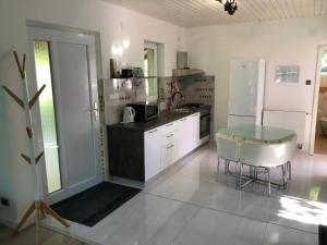Kuchyňa alebo kuchynka v ubytovaní Apartman Mirjana