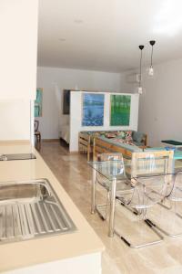 cocina y sala de estar con mesa y sofá en Nuevo Estudio moderno, agradable y cómodo, en Sevilla