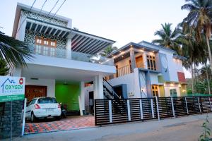 Un coche blanco aparcado delante de una casa en Oxygen Home Stay, en Agali