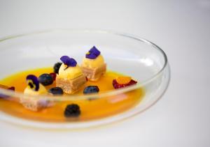un plato de comida con fruta en una mesa blanca en Hotel SB Win en Sant Feliu de Llobregat