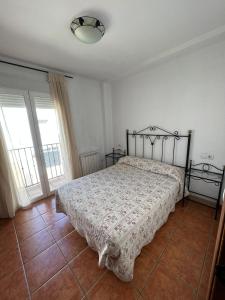 a bedroom with a bed in a room with windows at los hubios in Arroyo Frio