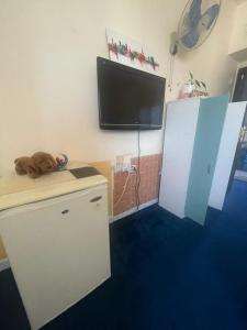 una stanza con un orsacchiotto seduto sopra un armadio di Salahuddin Metro Home Stay a Dubai