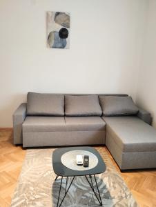 sala de estar con sofá y mesa de centro en Hipodrom, en Zagreb
