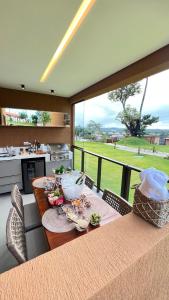 une salle à manger avec une table avec vue sur une cuisine dans l'établissement ECO RESORT PRAIA DOS CARNEIROS, à Tamandaré