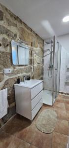 uma casa de banho com um lavatório branco e um chuveiro em Casa Gil - AL em Valença