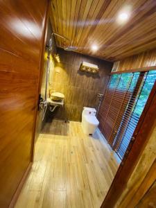Phòng tắm tại Căn Bali (Moon Villa Sóc Sơn)