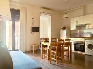- une cuisine et une salle à manger avec une table et des chaises dans l'établissement Housingleón Cardiles, à León