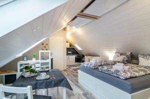 ein Schlafzimmer mit Bett und ein Esszimmer in der Unterkunft Opitz in Allensbach + 7 Fotos