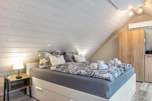 ein Schlafzimmer mit einem Bett im Dachgeschoss in der Unterkunft Opitz in Allensbach