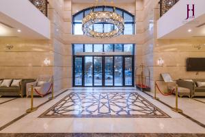 a lobby of a building with a chandelier at فندق جوري الهدا مكة in Makkah