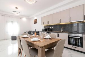 Kuchyň nebo kuchyňský kout v ubytování Sonny 2 Bedroom House + 10 fotografií
