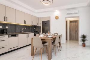 Kuchyň nebo kuchyňský kout v ubytování Sonny 2 Bedroom House