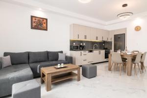 Kuchyň nebo kuchyňský kout v ubytování Sonny 2 Bedroom House