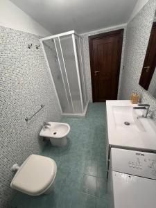 A bathroom at Case vacanza e camere in Villa Isabella con parcheggio custodito e wifi