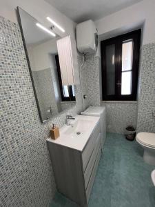 A bathroom at Case vacanza e camere in Villa Isabella con parcheggio custodito e wifi