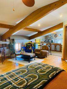 a living room with a ceiling with wooden beams at Les Chambres d'Ovaline in Saint-Émilion