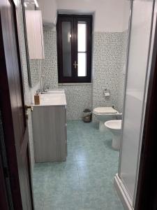 A bathroom at Case vacanza e camere in Villa Isabella con parcheggio custodito e wifi