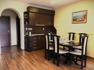 una cucina e una sala da pranzo con tavolo e sedie di Flat Veiras in Five Star Maxi Hotel and Spa a Velingrad