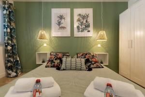 1 dormitorio con 1 cama con 2 botellas de agua en Le Nid - City Center - Ideal Insead, en Fontainebleau