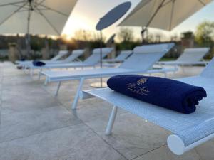 ein blaues Handtuch auf einer Bank im Pool in der Unterkunft Villa Anna - Suites & Events in Specchia