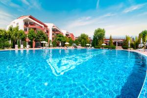 阳光海滩格兰福特诺克斯公寓的酒店前面的一个大型游泳池