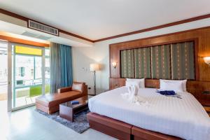 Postel nebo postele na pokoji v ubytování Erawan Hotel