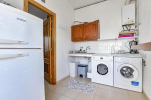 a kitchen with a washer and dryer in it at Rafol - Casa adosada con piscina comunitaria y tenis comunitario in Calpe